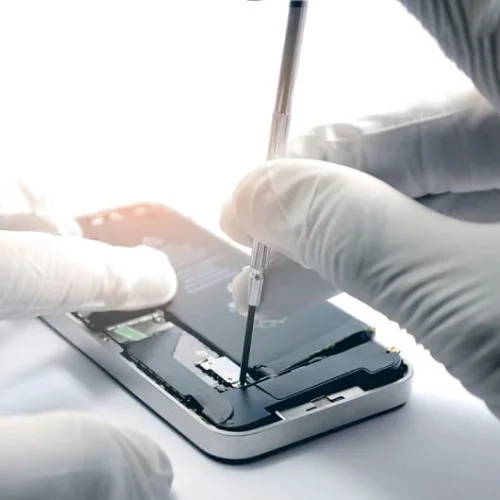 Técnico reparando un celular