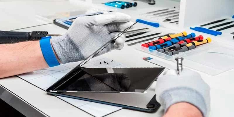 Técnico reparando una tablet