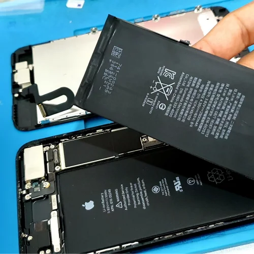 Técnico cambiando la batería de un celular